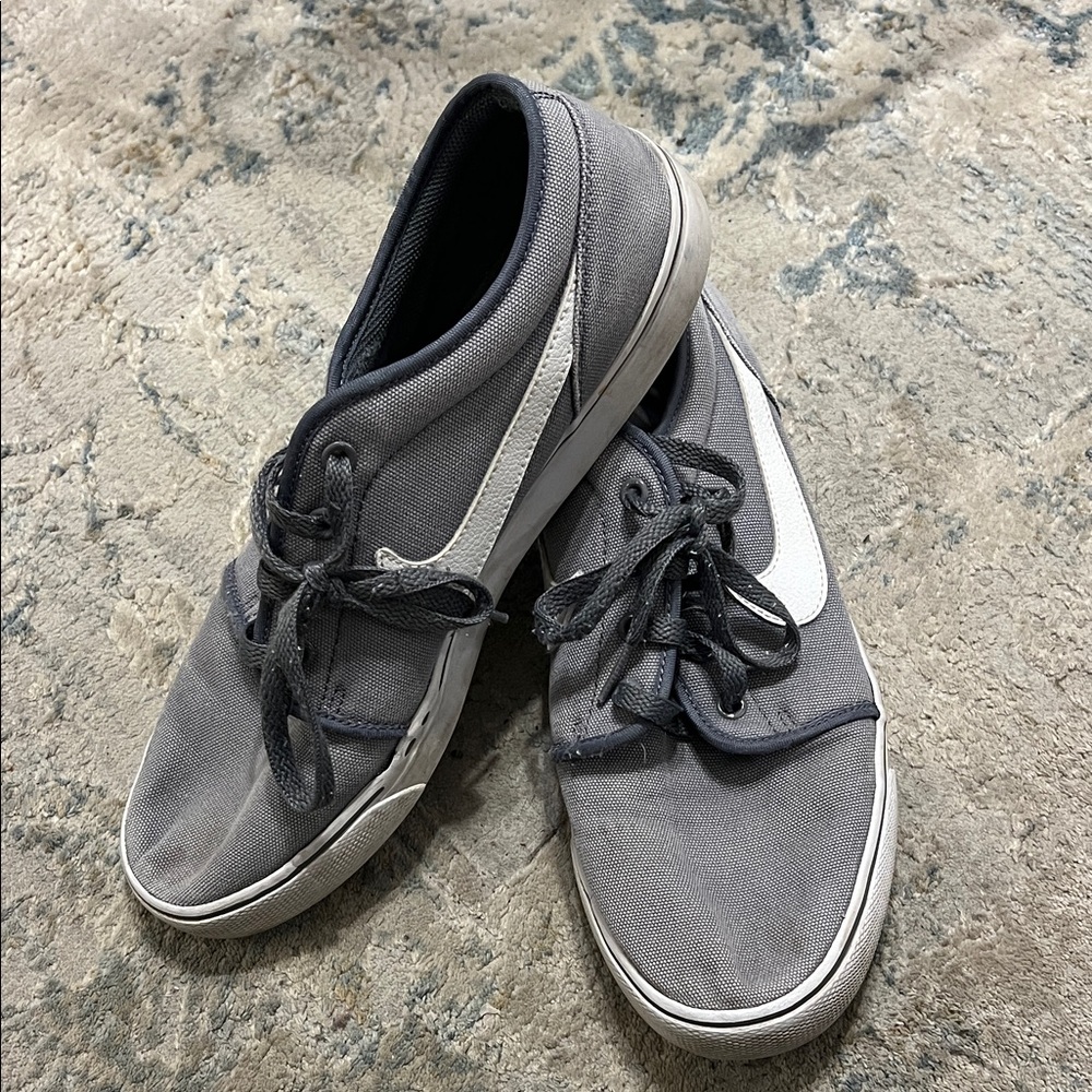 Nike Trendy Vintage Gray and White Canvas Sneakers - Men’s Size 11 🩶